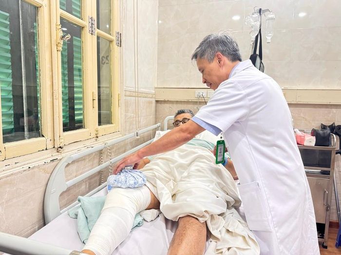 PGS.TS Nguyễn Mạnh Khánh thăm khám, hướng dẫn người bệnh tập phục hồi chức năng sau phẫu thuật. Ảnh: BVCC