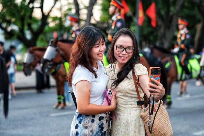 Người dân vui vẻ chụp ảnh lưu niệm bên cạnh đoàn kỵ binh
