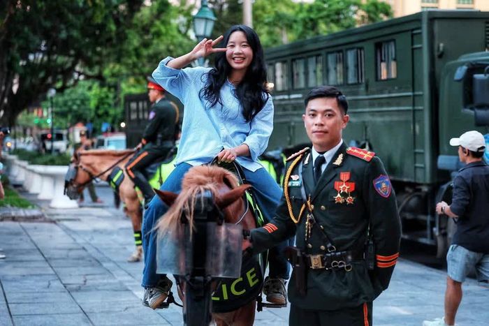 Các bạn trẻ hào hứng trải nghiệm cưỡi ngựa và chụp ảnh lưu niệm cùng với Kỵ binh