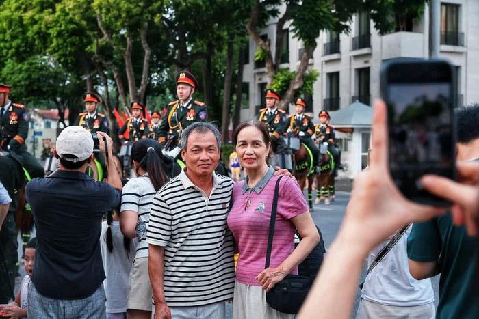 Người dân lưu lại những khoảnh khắc cùng lực lượng Cảnh sát cơ động Kỵ binh trong buổi tổng duyệt chương trình “81 mùa bình yên”