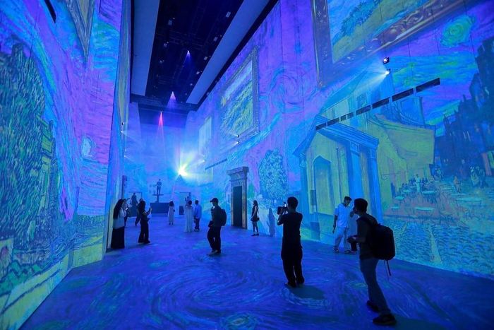 Công nghệ 3D Mapping, VR, AR cùng hệ thống âm thanh vòm đưa người xem bước vào thế giới hội họa đầy cảm xúc của Van Gogh