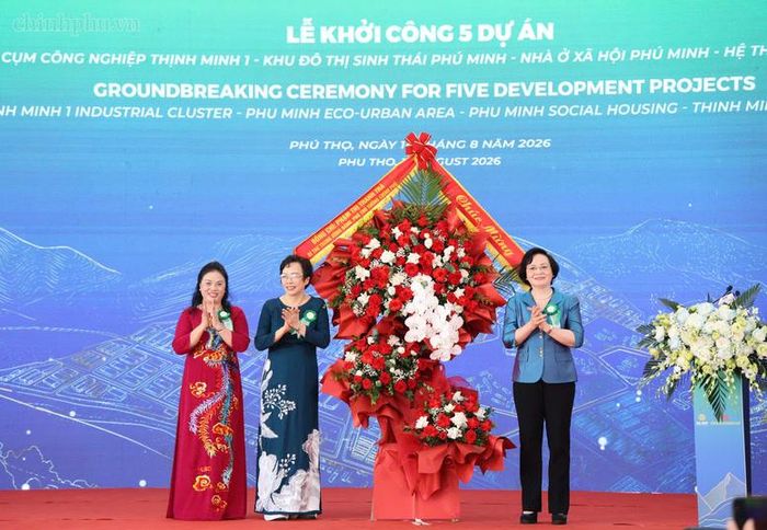 Phó Thủ tướng Phạm Thị Thanh Trà chúc mừng các dự án do Liên danh Công ty cổ phần thương mại Dạ Hợp và Công ty cổ phần đầu tư xuất nhập khẩu Thăng Long (DragonGroup) làm chủ đầu tư - Ảnh: chinhphu.vn/Thu Giang