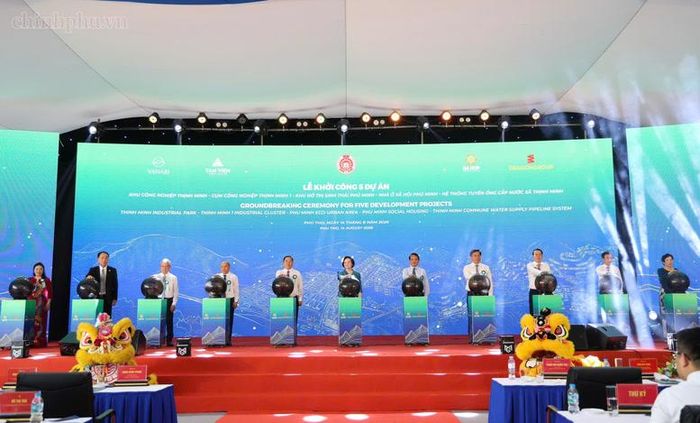 Phó Thủ tướng Phạm Thị Thanh Trà, Bộ trưởng, Chủ nhiệm Văn phòng Chính phủ Đặng Xuân Phong và các đại biểu thực hiện nghi thức khởi công - Ảnh: chinhphu.vn/Thu Giang