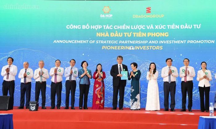 Phó Thủ tướng Phạm Thị Thanh Trà, Bộ trưởng, Chủ nhiệm Văn phòng Chính phủ Đặng Xuân Phong và các đại biểu chứng kiến việc công bố hợp tác chiến lược và xúc tiến đầu tư - Ảnh: chinhphu.vn/Thu Giang