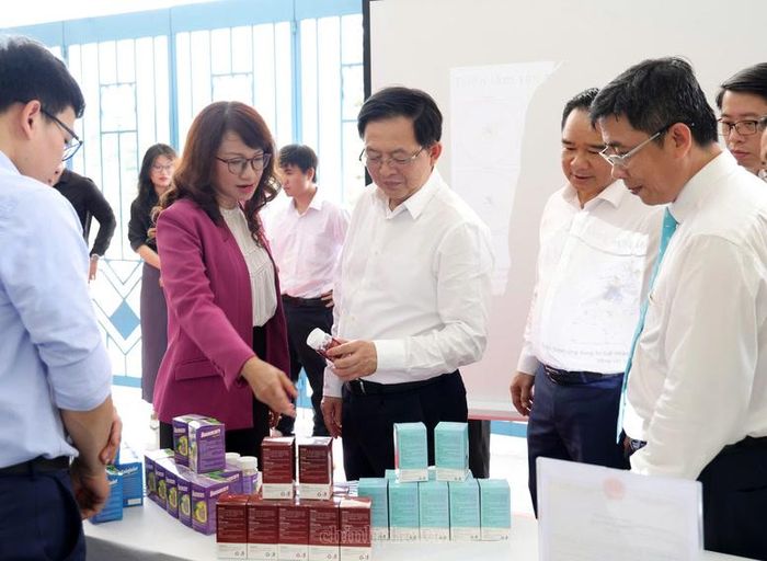Phó Thủ tướng Hồ Quốc Dũng tham quan triển lãm sản phẩm của Đại học Quốc gia TPHCM - Ảnh: chinhphu.vn/Gia Huy