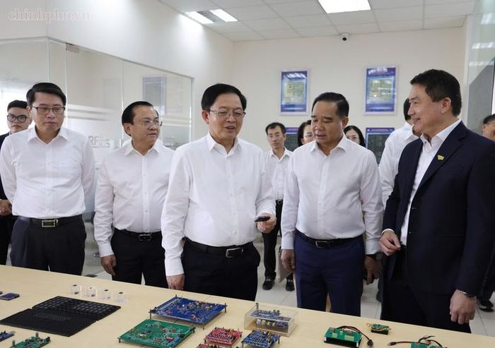 Phó Thủ tướng Hồ Quốc Dũng thăm Phòng thí nghiệm Vi mạch của Trường Đại học Bách khoa, ĐHQG TPHCM - Ảnh: chinhphu.vn/Gia Huy