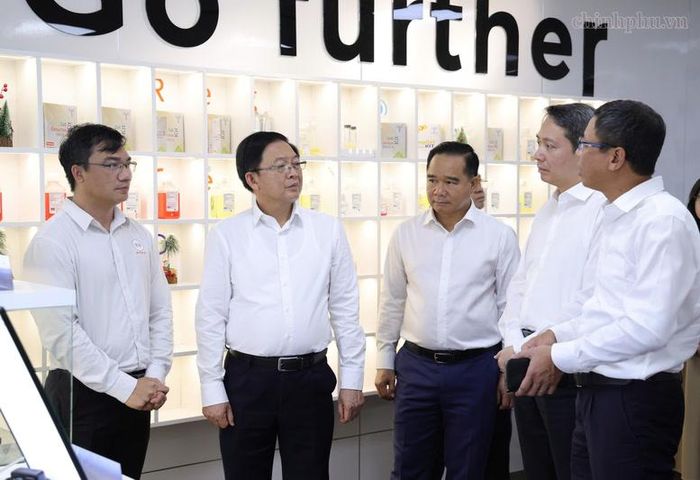 Phó Thủ tướng Hồ Quốc Dũng thăm Phòng thí nghiệm Tế bào gốc của Trường Đại học Khoa học tự nhiên, ĐHQG TPHCM - Ảnh: chinhphu.vn/Gia Huy
