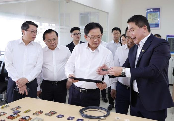 Phó Thủ tướng Hồ Quốc Dũng thăm Phòng thí nghiệm Vi mạch của Trường Đại học Bách khoa, ĐHQG TPHCM - Ảnh: chinhphu.vn/Gia Huy