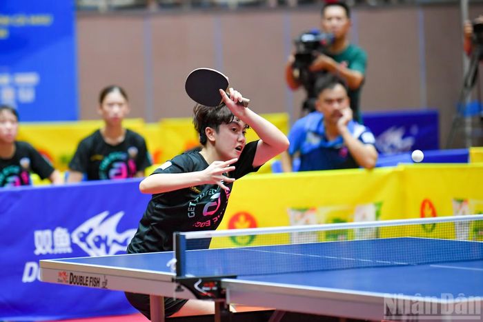 Trần Mai Ngọc (Công an nhân dân) thi đấu đầy quyết tâm trước Mai Hoàng Mỹ Trang.