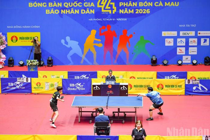 Trần Mai Ngọc (Công an nhân dân) đối đầu Mai Hoàng Mỹ Trang (Thành phố Hồ Chí Minh) ở trận đầu chung kết đồng đội nữ.