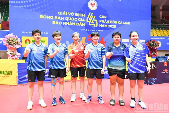 Các tay vợt Thành phố Hồ Chí Minh ăn mừng chức vô địch đồng đội nữ sau màn ngược dòng trước Công an nhân dân.