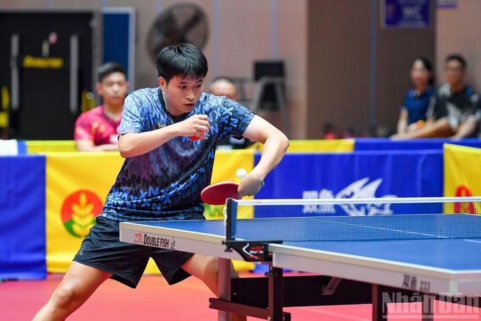Đoàn Bá Tuấn Anh (Hải Phòng) trong trận mở màn chung kết đồng đội nam gặp Đỗ Mạnh Lương (Hà Nội).