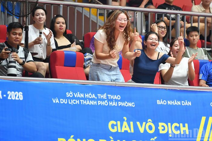 Đông đảo cổ động viên có mặt tại Nhà thi đấu Hải Phòng theo dõi các trận chung kết.