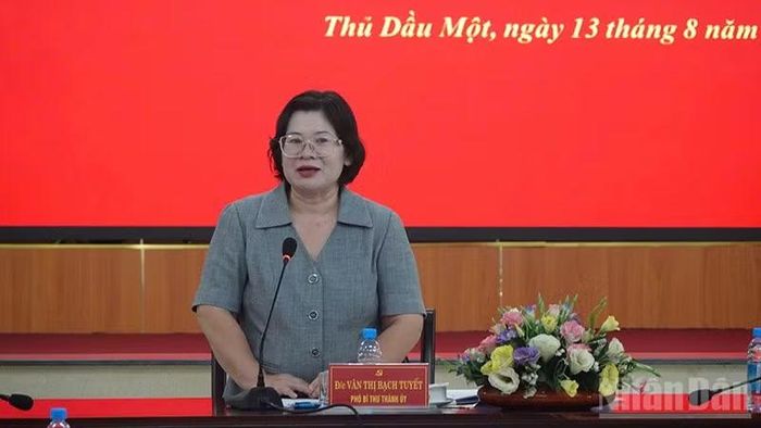 Đồng chí Văn Thị Bạch Tuyết, Phó Bí thư Thành ủy Thành phố Hồ Chí Minh, phát biểu chỉ đạo trong buổi khảo sát tại Đảng ủy phường Thủ Dầu Một.