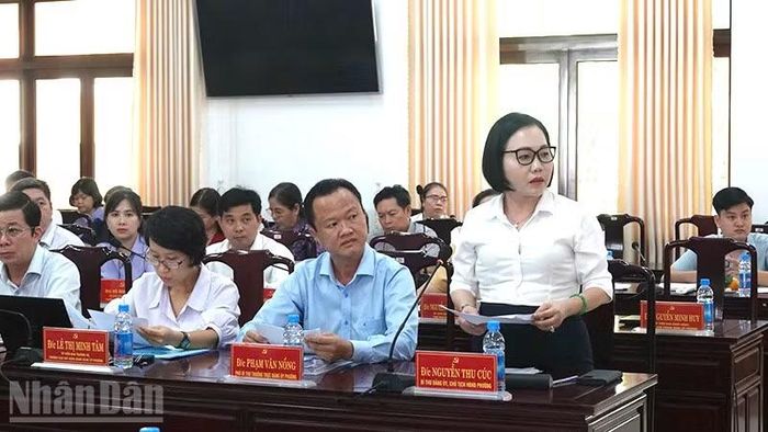 Đồng chí Nguyễn Thu Cúc, Bí thư Đảng ủy, Chủ tịch Hội đồng nhân dân phường Thủ Dầu Một báo cáo nội dung tại buổi khảo sát.
