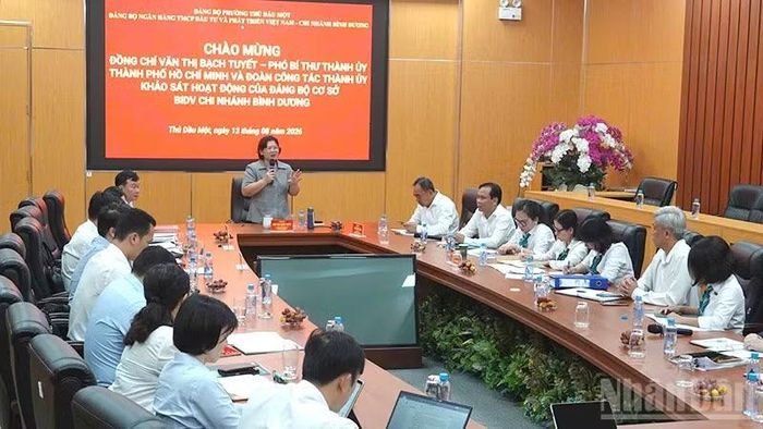 Đoàn công tác Thành ủy Thành phố Hồ Chí Minh khảo sát hoạt động của Đảng bộ cơ sở BIDV Chi nhánh Bình Dương.