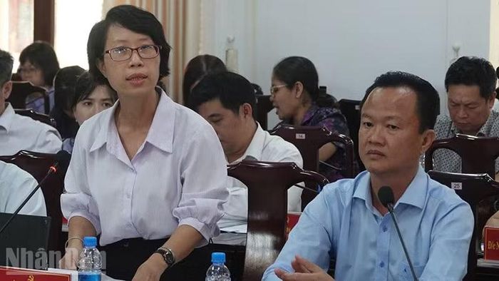 Đồng chí Lê Thị Minh Tâm, Trưởng ban Xây dựng đảng, Đảng ủy phường Thủ Dầu Một phát biểu.