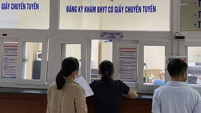 Người dân đăng ký khám, chữa bệnh bằng thẻ bảo hiểm y tế tại bệnh viện. (Ảnh: ĐT)