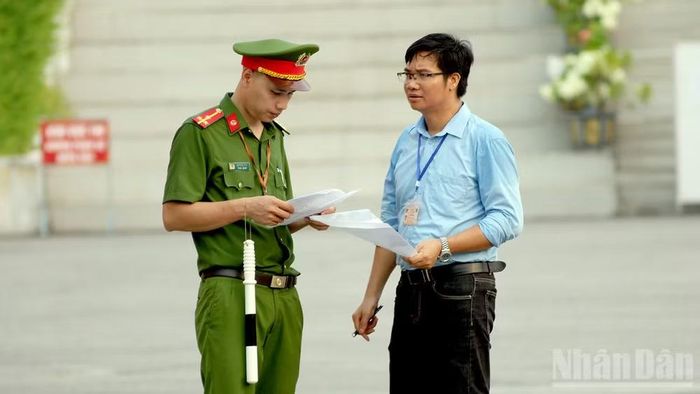 Công tác bảo đảm an ninh, an toàn cho kỳ thi tại điểm thi Trường trung học phổ thông chuyên Tuyên Quang được các lực lượng phối hợp chặt chẽ.