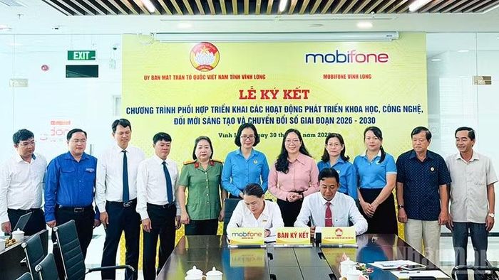 Lễ ký kết giữa Ủy ban Mặt trận Tổ quốc Việt Nam tỉnh Vĩnh Long và MobiFone Vĩnh Long. (Ảnh: BÁ DŨNG)