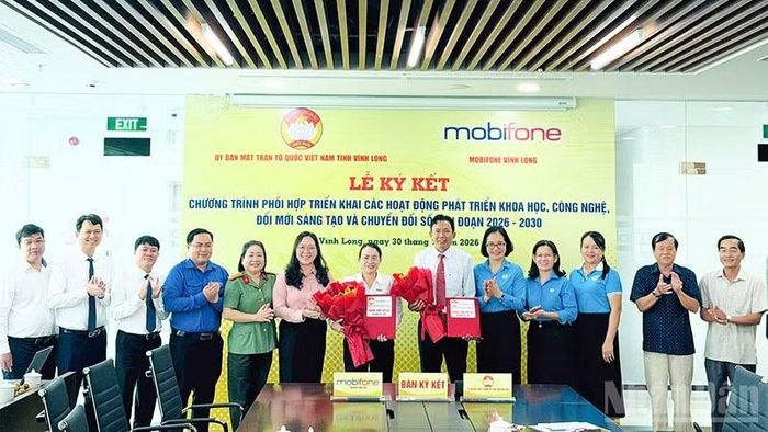Lễ ký kết giữa Ủy ban Mặt trận Tổ quốc Việt Nam tỉnh Vĩnh Long và MobiFone Vĩnh Long. (Ảnh: BÁ DŨNG)
