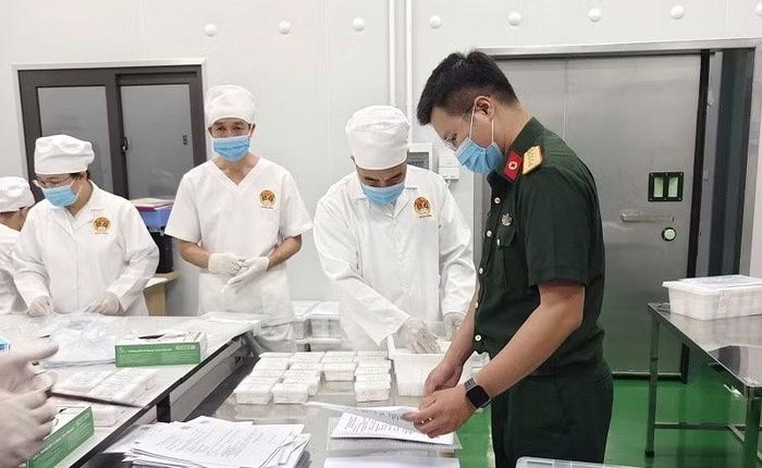 Cán bộ Bộ Chỉ huy quân sự tỉnh Điện Biên bàn giao mẫu hài cốt và hồ sơ mẫu cho Viện Pháp y Quân đội Bộ Quốc phòng. (Ảnh: BỘ CHỈ HUY QUÂN SỰ TỈNH ĐIỆN BIÊN)
