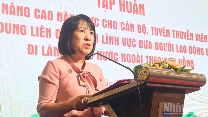 Bà Nguyễn Thị Hoàng Lan, Phó Giám đốc Quỹ Hỗ trợ việc làm ngoài nước, Bộ Nội vụ phát biểu tại hội nghị tập huấn. (Ảnh: VĂN ÚT)