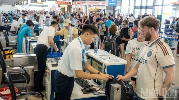 Hành khách làm thủ tục hàng không tại Cảng Hàng không quốc tế Nội Bài. (Ảnh: PHAN CÔNG)