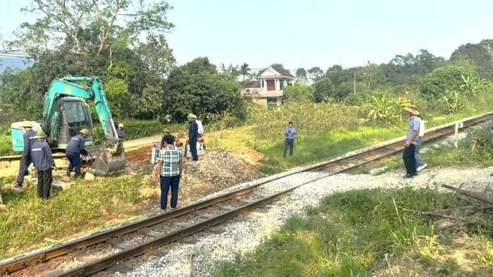 Lực lượng chức năng tỉnh Quảng Trị phối hợp Công ty cổ phần Đường sắt Quảng Bình và xã Đồng Lê đóng, xóa lối đi tự mở qua đường sắt trên địa bàn (Ảnh: HOÀNG PHÚC)