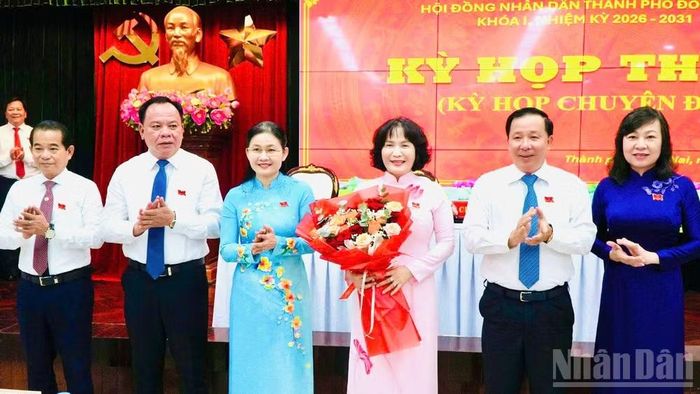 Các đồng chí lãnh đạo thành phố Đồng Nai chúc mừng đồng chí Nguyễn Thị Cát Tiên được bầu giữ chức Phó Chủ tịch Ủy ban nhân dân thành phố Đồng Nai.