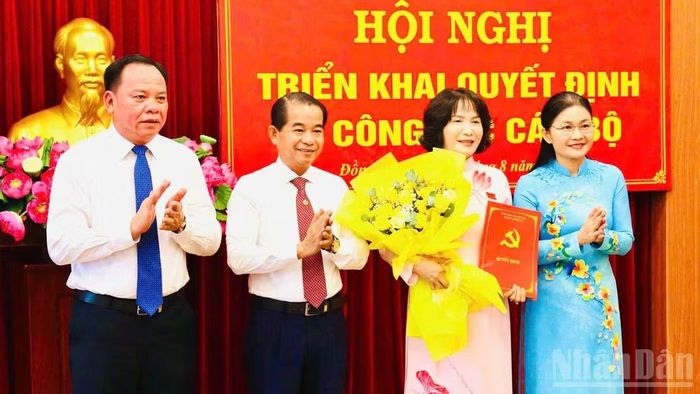 Lãnh đạo Thành ủy Đồng Nai trao quyết định của Ban Bí thư Trung ương Đảng và tặng hoa chúc mừng đồng chí Nguyễn Thị Cát Tiên.