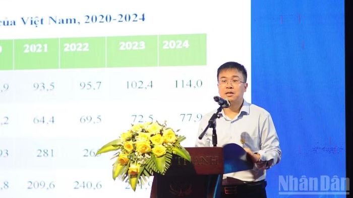 Các diễn giả trình bày tại hội nghị. (Ảnh: Công Vinh)