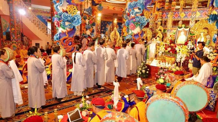 Phật tử trong khóa tu mùa Vu Lan tại Đại Bảo tháp Mandala Tây Thiên. (Nguồn: Đại Bảo tháp Mandala)