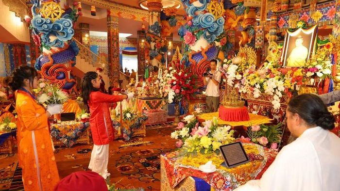Nghi thức dâng hoa cúng dường Tam Bảo. (Nguồn: Đại Bảo tháp Mandala)
