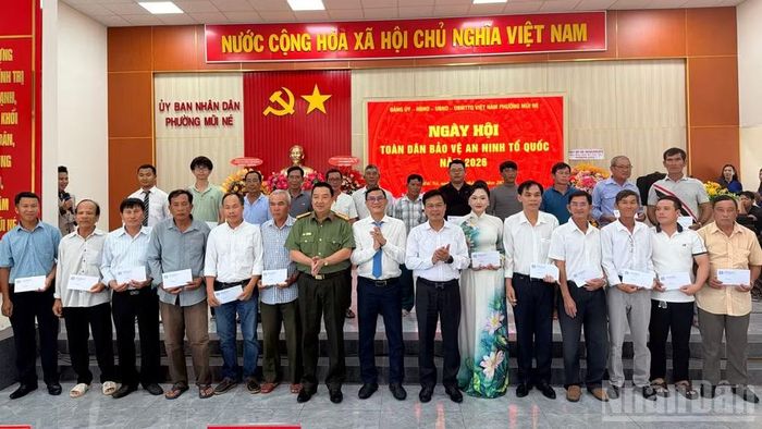 Phường Mũi Né tặng bằng khen cho cá nhân, tập thể có thành tích xuất sắc trong phong trào bảo vệ an ninh Tổ quốc trên địa bàn. (Ảnh: THANH HẢI)