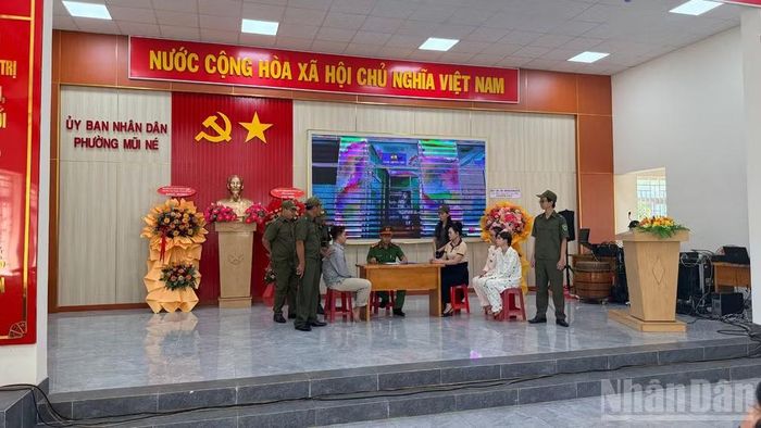 Tiểu phẩm trong Ngày hội "Toàn dân bảo vệ an ninh Tổ quốc". (Ảnh: THANH HẢI)