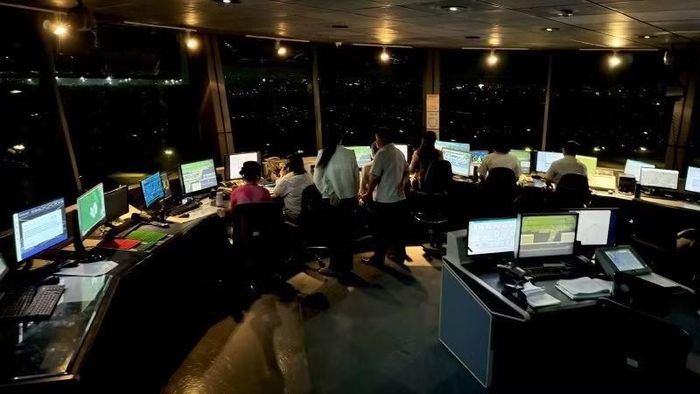 Kíp trực không lưu, quản lý bay tại Đài Kiểm soát không lưu Tân Sơn Nhất. (Ảnh: THÙY DUNG)