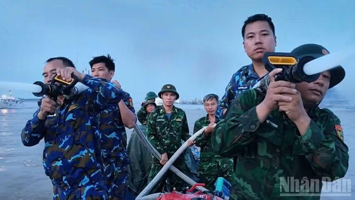 Các lực lượng triển khai phương án tiếp cận, khống chế đám cháy và tổ chức chữa cháy, không để lửa tiếp tục lan rộng. (Ảnh: MINH KHÔI)
