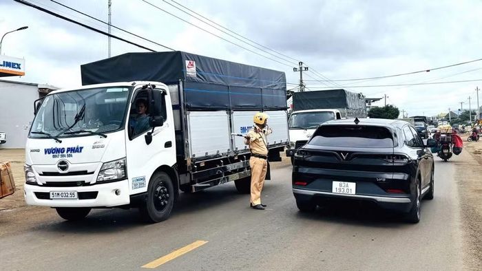 Lực lượng Cảnh sát giao thông Công an tỉnh Đắk Lắk điều tiết giao thông trên Quốc lộ 26. (Ảnh: Phòng Cảnh sát giao thông Đắk Lắk)