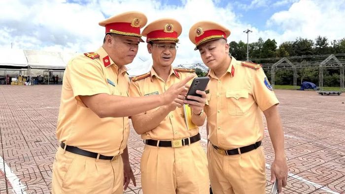 Phòng Cảnh sát giao thông, Công an tỉnh Đắk Lắk tiến hành khảo sát thực địa các điểm chốt và tuyến đường từ xã Krông Pắc đến phường Buôn Ma Thuột, tỉnh Đắk Lắk. (Ảnh: Phòng Cảnh sát giao thông Đắk Lắk)
