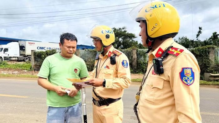 Lực lượng Cảnh sát giao thông Công an tỉnh Đắk Lắk kiểm tra chủ phương tiện chấp hành các quy định về bảo đảm an toàn giao thông trên Quốc lộ 26. (Ảnh: Phòng Cảnh sát giao thông Đắk Lắk)