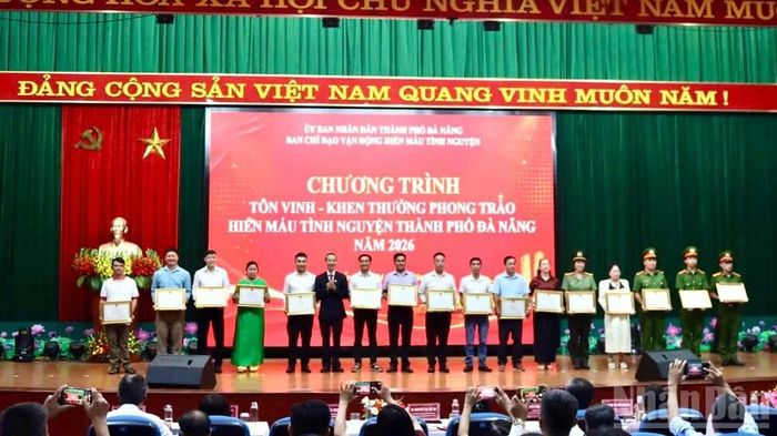 Tôn vinh các tập thể, gia đình và cá nhân tiêu biểu trong phong trào hiến máu tình nguyện. (Ảnh: CÔNG VINH)