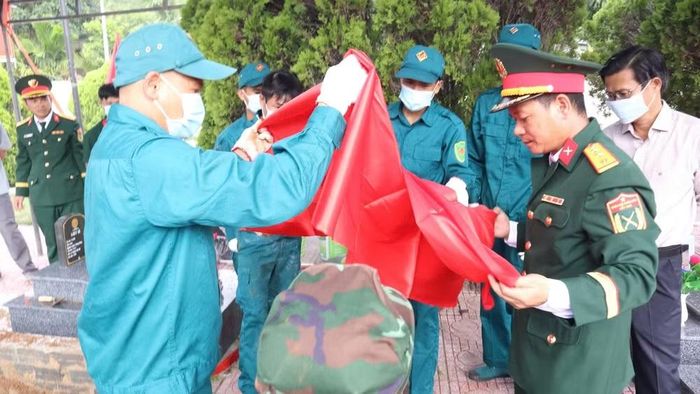  Việc lấy mẫu được tổ chức với sự phối hợp của các lực lượng chức năng, bảo đảm chặt chẽ, khoa học, đúng quy trình, thể hiện sự trân trọng, thành kính đối với các Anh hùng liệt sĩ. (Ảnh: Phan Tuân) 