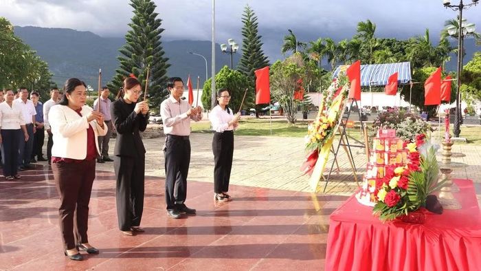 Các đồng chí lãnh đạo xã Krông Bông dâng hương tại Nghĩa trang Liệt sĩ xã Krông Bông, tưởng niệm các Anh hùng liệt sĩ trước khi lấy mẫu sinh phẩm. (Ảnh: Phan Tuân)