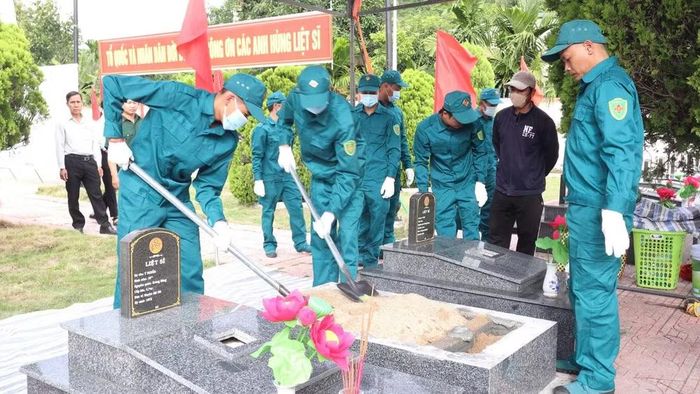 Lực lượng chuyên môn triển khai lấy mẫu sinh phẩm phục vụ xác định danh tính hài cốt liệt sĩ chưa xác định được thông tin. (Ảnh: Phan Tuân)