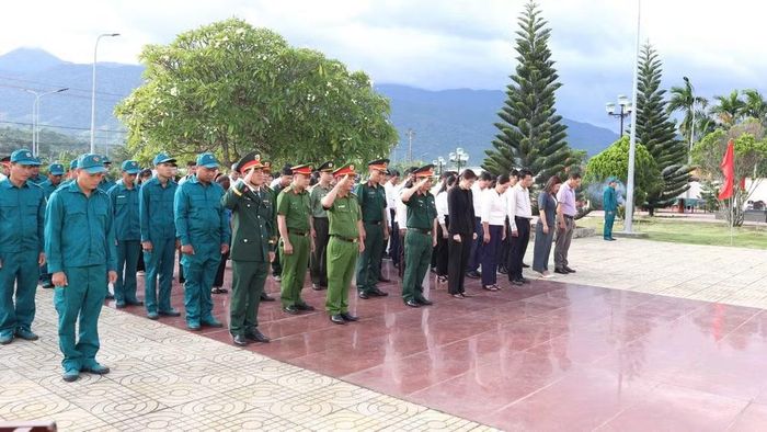 Các đại biểu tưởng nhớ các Anh hùng liệt sĩ. (Ảnh: Phan Tuân)