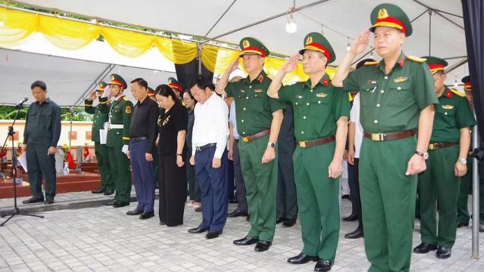 Đoàn công tác dâng hương tưởng niệm các Anh hùng liệt sĩ. (Ảnh: DUY ĐỨC)