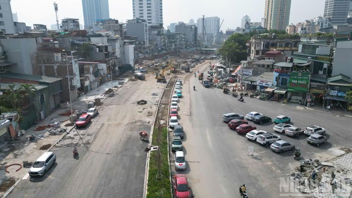 Các phương tiện được tổ chức lưu thông tạm thời qua đoạn đường đã hoàn thiện, tạo thuận lợi cho việc đi lại đến khu vực Bệnh viện Phụ sản Hà Nội và Bệnh viện Nhi Trung ương.