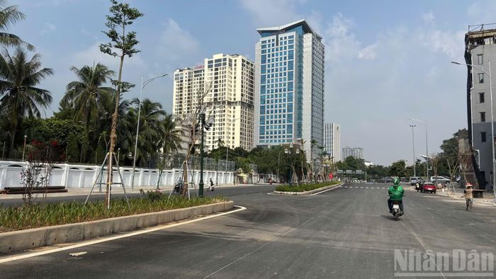Sau nhiều năm gặp khó khăn, đặc biệt trong công tác giải phóng mặt bằng, việc tuyến đường dần hoàn thiện đang mở ra kỳ vọng mới về diện mạo giao thông khu vực phía tây trung tâm Hà Nội.
