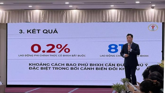 Thống kê cho thấy, hiện cả nước chỉ có khoảng 0,2% lao động phi chính thức có bảo hiểm xã hội bắt buộc. (Ảnh: NHẬT ANH)